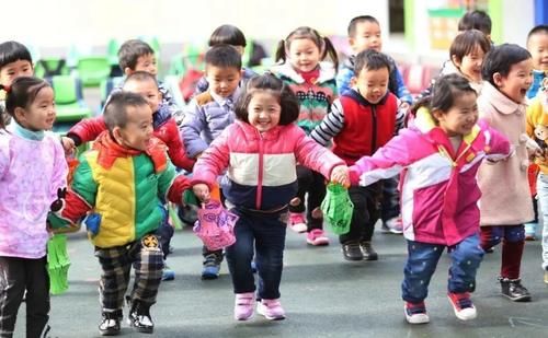 孩子|为防幼儿园老师探查家庭情况，宝妈剪掉孩子衣服标签，有必要吗？