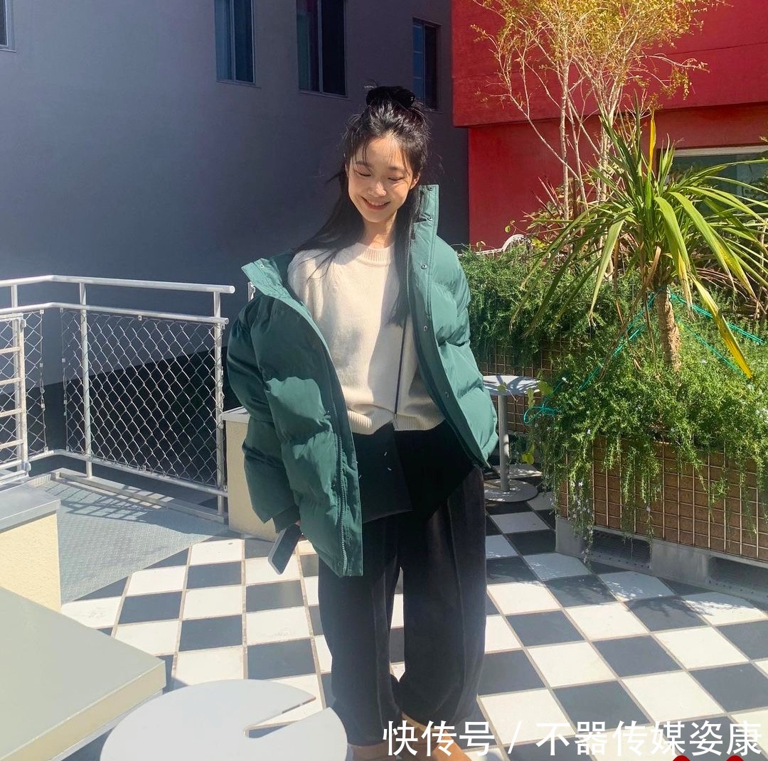 羽绒服|几套小个子女生的羽绒服穿搭,美爆一整冬!