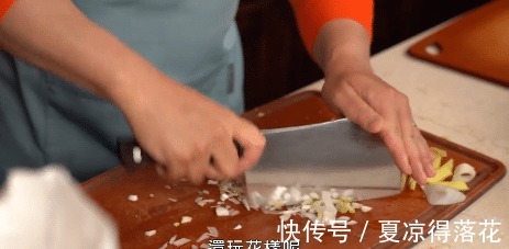 霍启刚郭晶晶夫妇包饺子趣事!直接上手搅馅,厨房宽敞像吧台