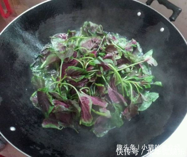 红苋菜皮蛋汤|它一块钱一斤,称穷人的阿胶,每天吃一点,淡化雀斑,皮肤越细腻