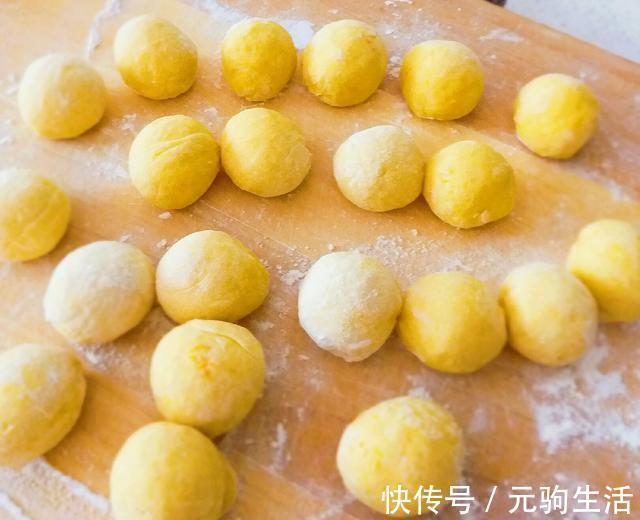 南瓜加面粉，除了发糕还能做成花，好吃又好看，真正的色香味俱全