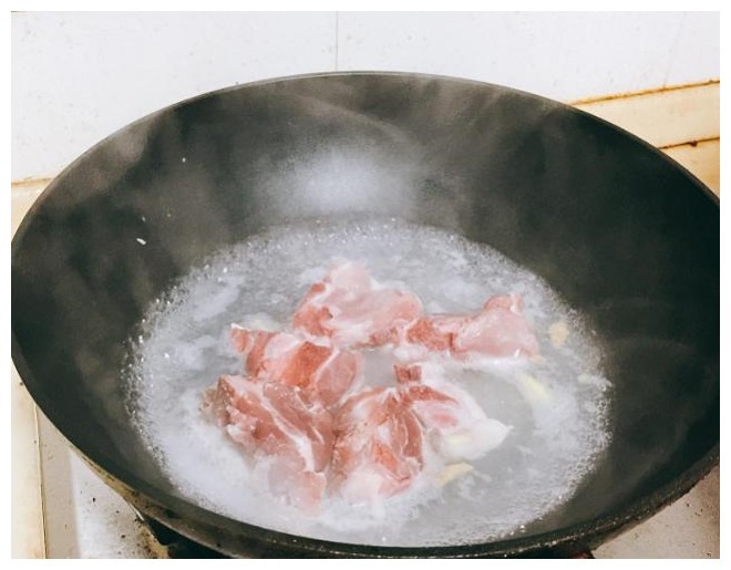 做排骨有讲究，开头放错水味道就差一半，网友难怪放嘴里咬不动