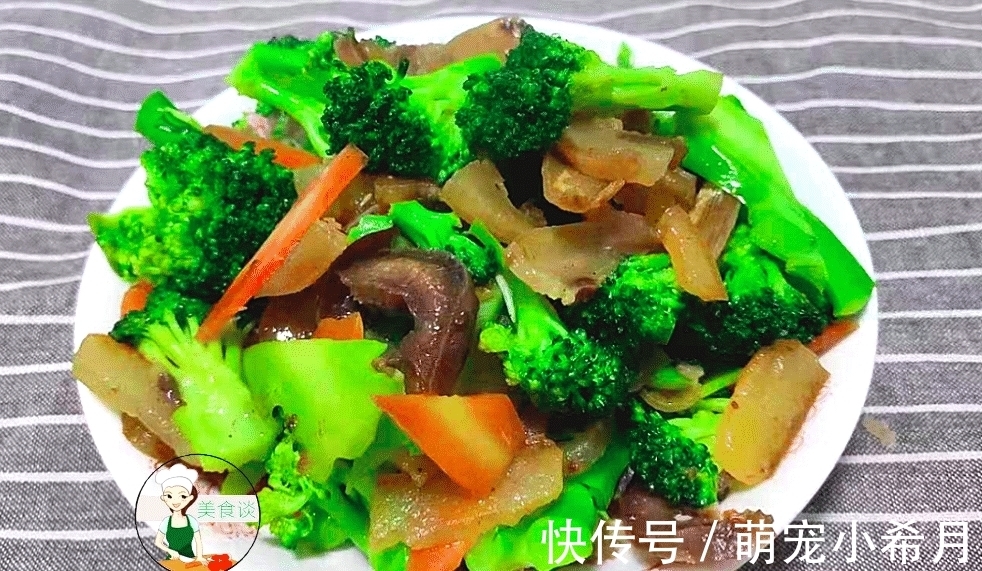 西兰花和此是绝配,简单炒就很香,隔三差五给孩子做,一盘不够吃