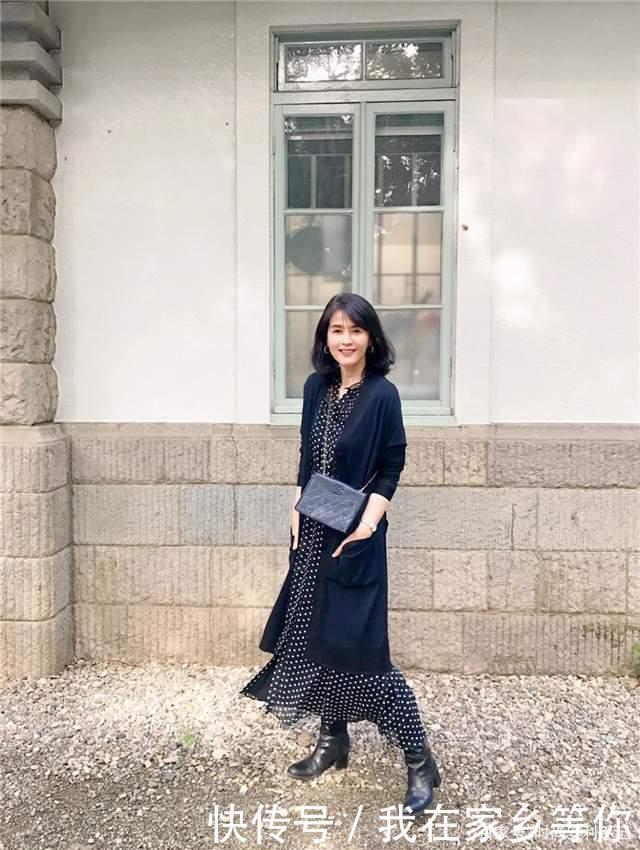 别小瞧了中年妈妈！你看看她们的打扮，优雅又时髦，一点也不服老