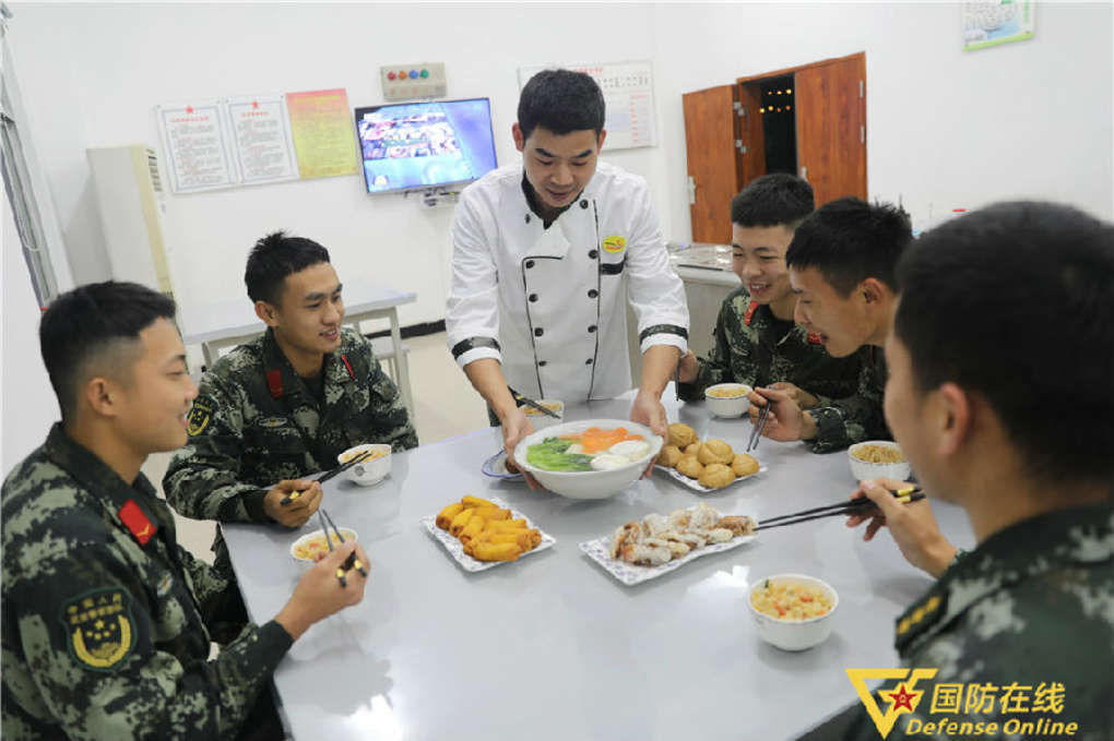 司务长|军营版“深夜食堂”：十点开餐，静候下哨的你