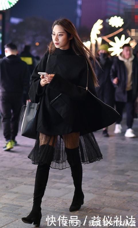 长发披肩|街拍:长发披肩的小姐姐,身穿波点元素的吊带裙,看起来很可爱又阳光