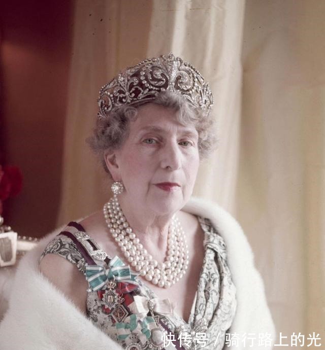 玛格丽塔 王室珠宝听说,钻石蝴蝶结胸针和珍珠更配哦