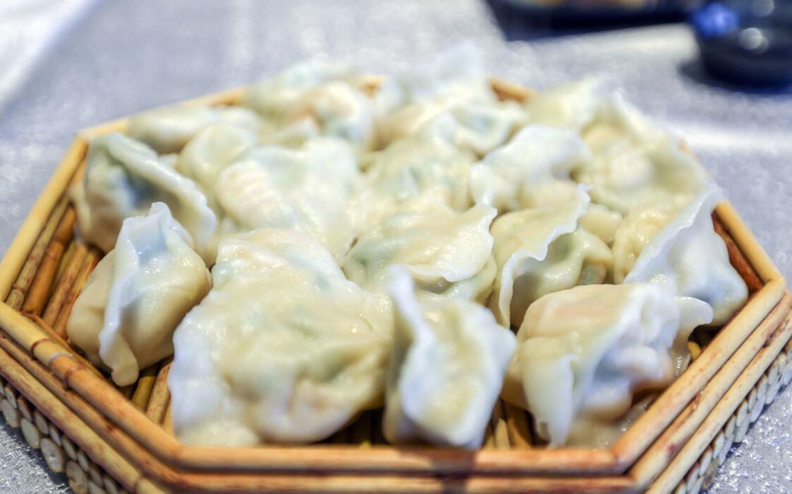 鲜香|春天的韭菜最鲜香，包饺子时不能直接拌馅，多做1步，翠绿不出水