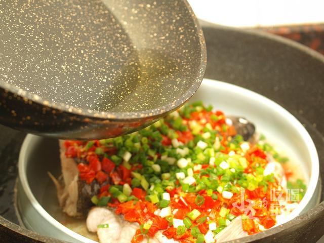 剁椒鱼头,我家出品的肯定不是正宗的湘菜,但味道也是杠杆的