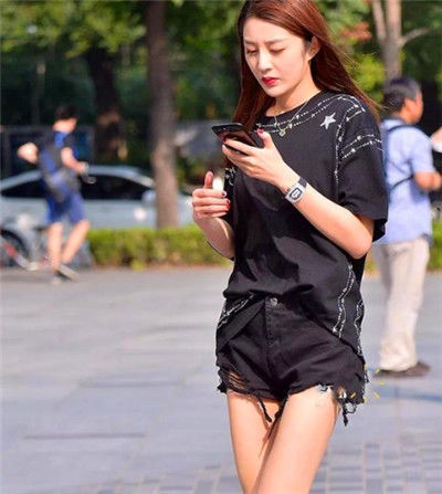 美女|美女穿黑色T恤配黑色短裤,长发披肩,尽显女王气质