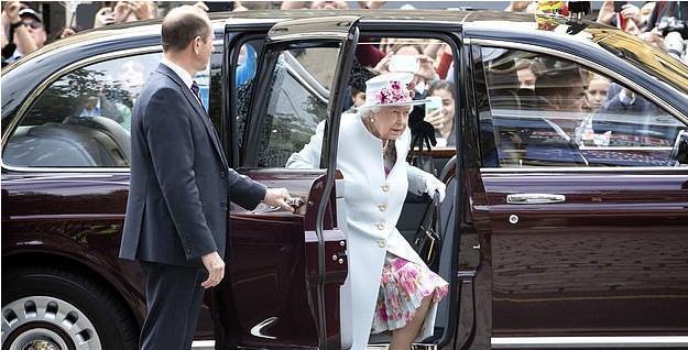 蓝色|伊丽莎白又开始打扮了！蓝色印花裙涂着大红唇营业，这是95岁吗？