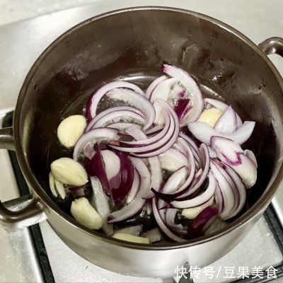 鲈鱼不止可以清蒸,这么做大人小孩抢着吃,酱香浓郁,回味无穷