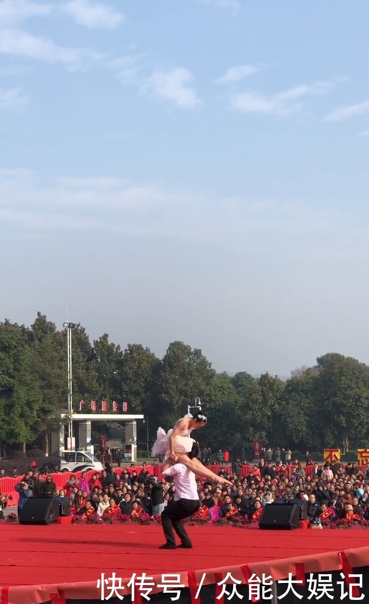 女子|女子表演倾斜75度险摔台下,观众连手为她筑成“人肉垫”