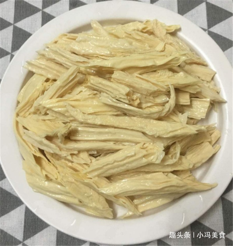 土豆焖鸡翅加上它,软嫩入味,香味十足,出锅就抢空