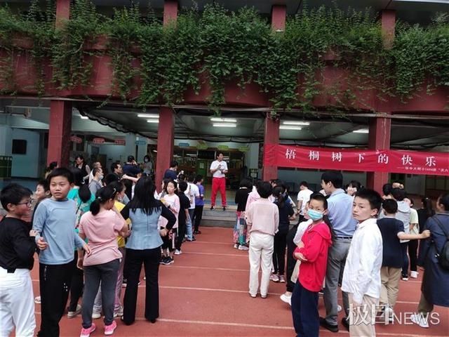 孩子们|小学生集体在学校操场露营，这样庆六一太让人羡慕