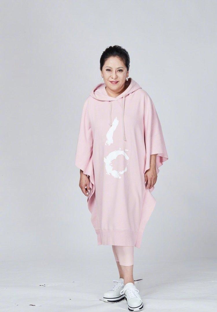 向太把“微胖美精髓”穿出来了，蕾丝连衣裙高级洋气，端庄成熟