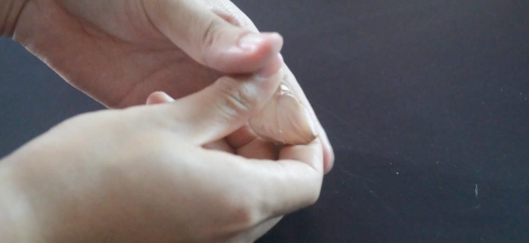 大蒜去皮不用手抠, 一个啤酒瓶盖就能搞定, 1分钟能剥一大碗