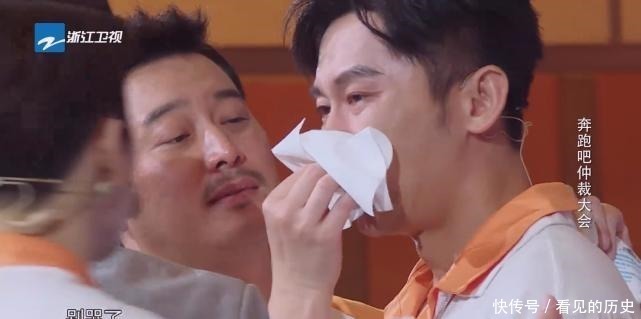 李晨在跑男录制中突然“下跪”挡镜头,只为照顾身后的她,太暖心