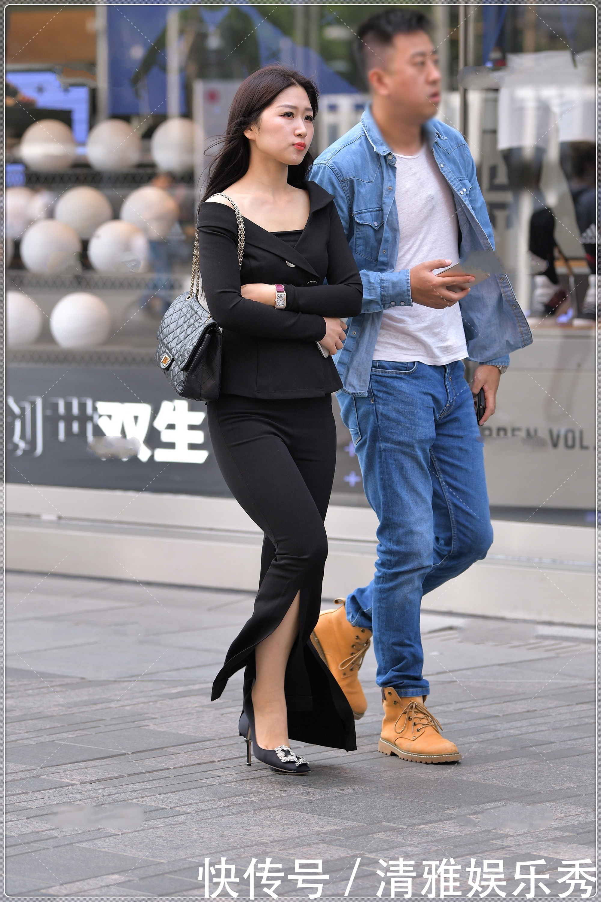 修身露肩上衣搭配黑色喇叭裤,时尚又有型,尽显精致女人味