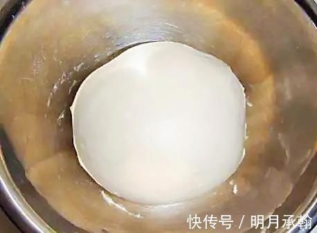 这才是灌汤包的正宗做法,皮薄馅大,咬一口汤汁四溢,赶快学学吧!