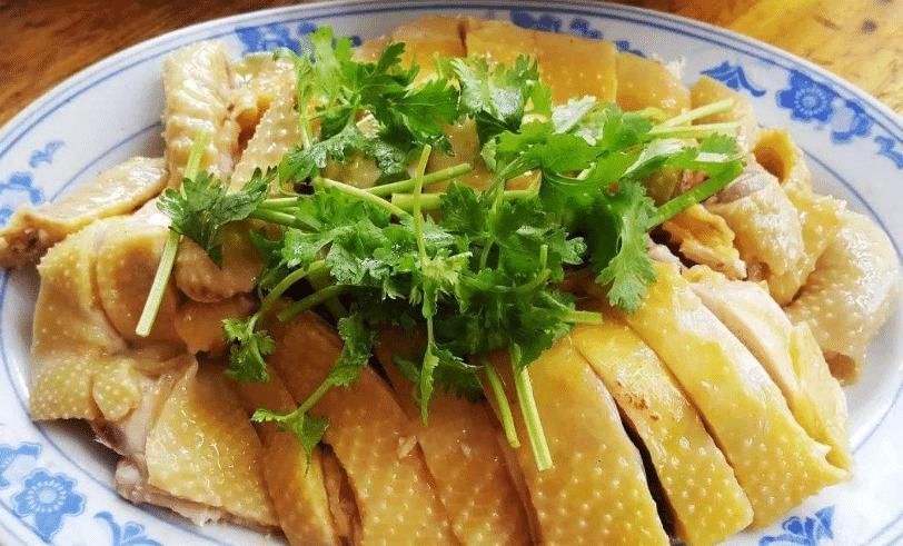 怎么做正宗白切鸡只会水煮就错了，大厨这么做，鸡肉皮脆肉滑