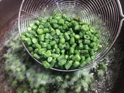 绝配|豆角和它是绝配,炒一盘下饭,保证一粒米饭都不剩,太香了