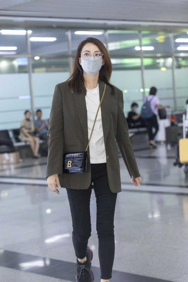 霍汶希身材和气质一流,西装内搭白T恤高级干练,显高又显瘦