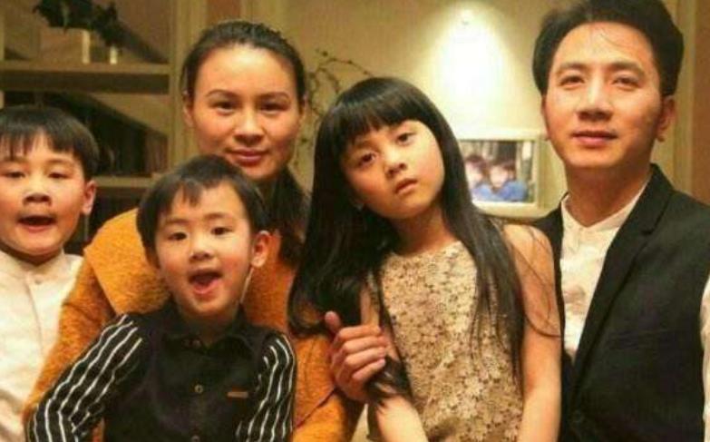 林生斌|再看林生斌朱小贞的全家福,孩子为何跟他一点都不亲,原因很简单