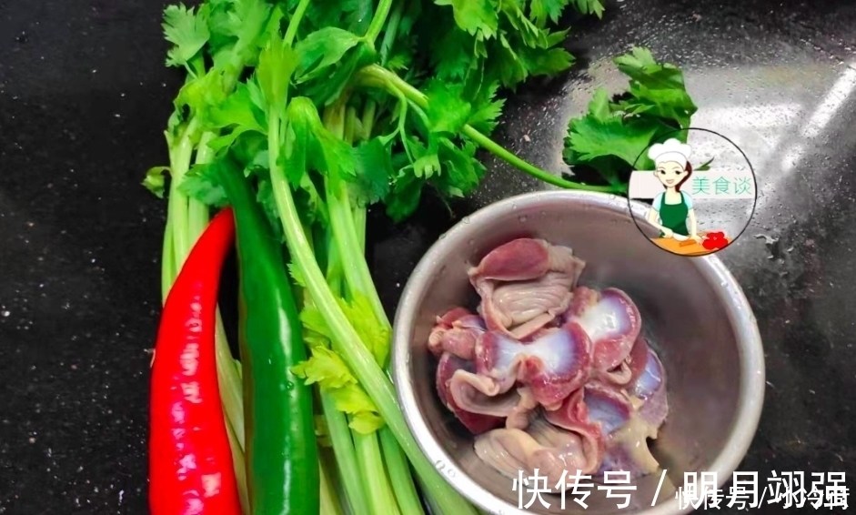此青菜，铁含量比番茄多20倍，简单炒一炒，鲜香脆嫩，补血要多吃