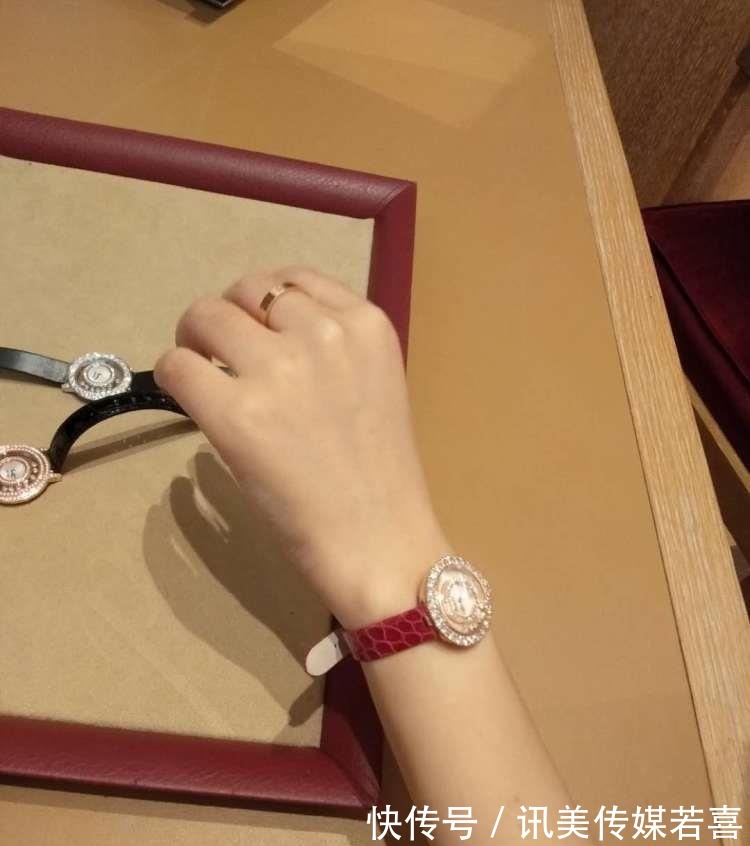 首饰|女人戴“手镯”还是“手表”好看？三个理由告诉你，戴错很尴尬！