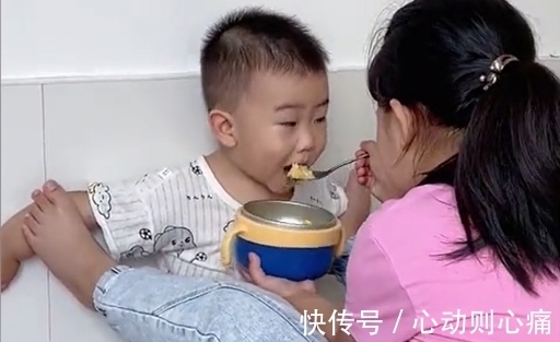 姐姐|弟弟吃饭总爱动,姐姐一个操作让弟弟瞬间老实,网友:一物降一物