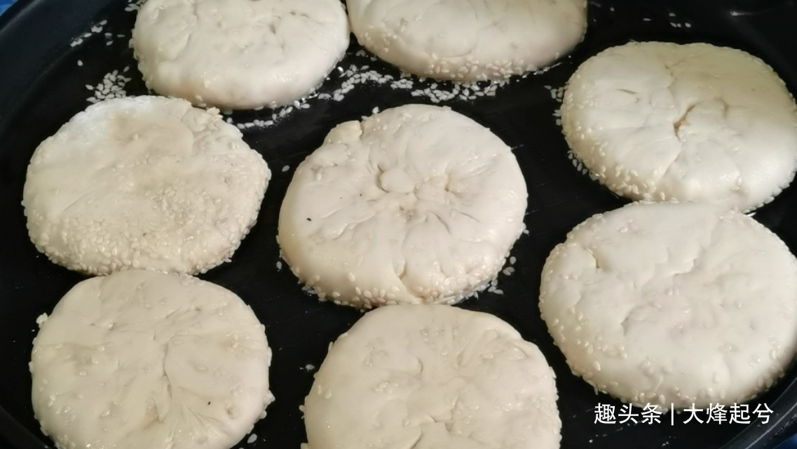 芝麻酥饼在家简单做,外酥里软又香甜,不用烤箱也可以酥得掉渣