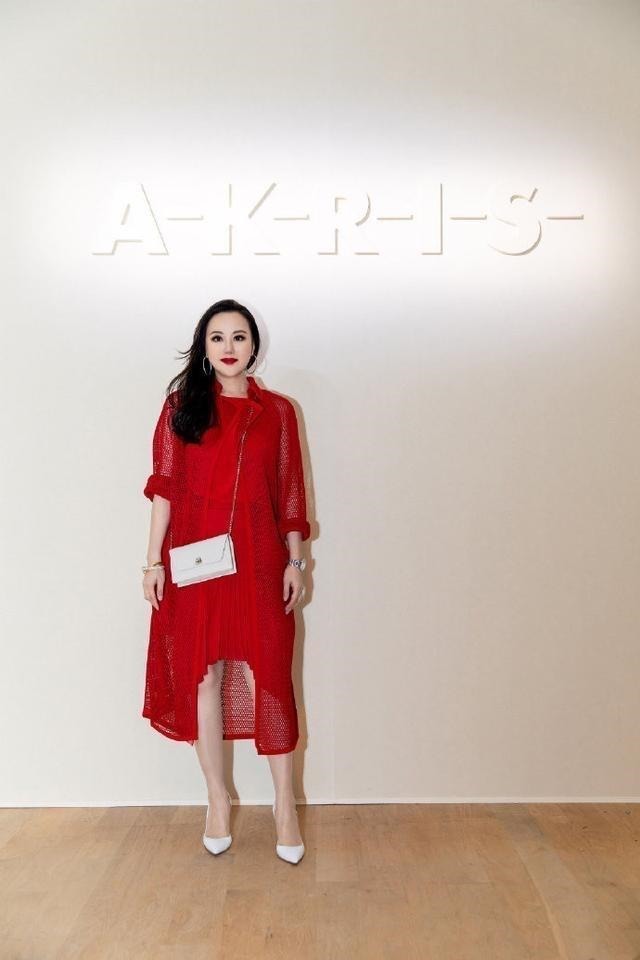 章小蕙|章小蕙才是“不老女神”,一身红色穿搭潇洒霸气,一点不像58岁