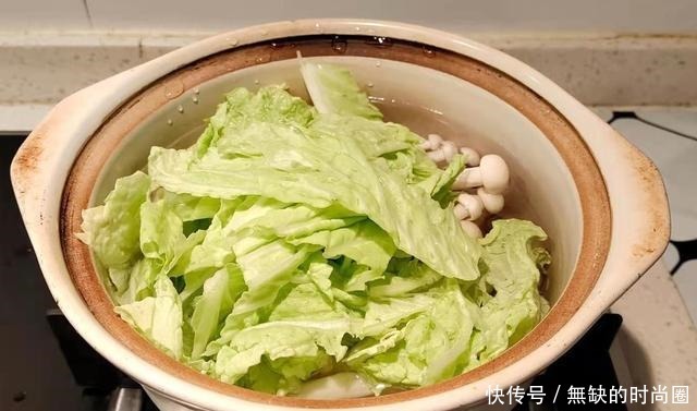 虾仁海鲜菇烧白菜汤，鲜香好喝，多加一种食材，做好后味美更营养