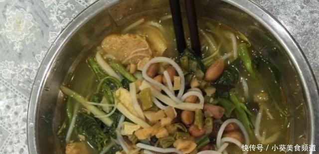 感受|第一次吃螺蛳粉,是什么感受网友的“神评”,让人“笑出腹肌”