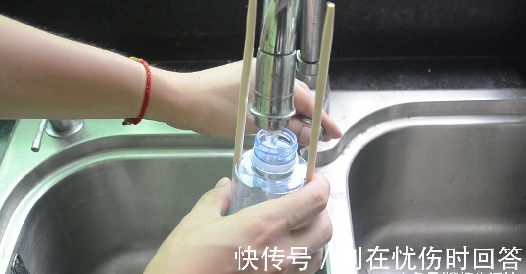 筷子|塑料瓶上绑2根筷子, 这个作用太棒了, 解决了很多家庭的烦恼