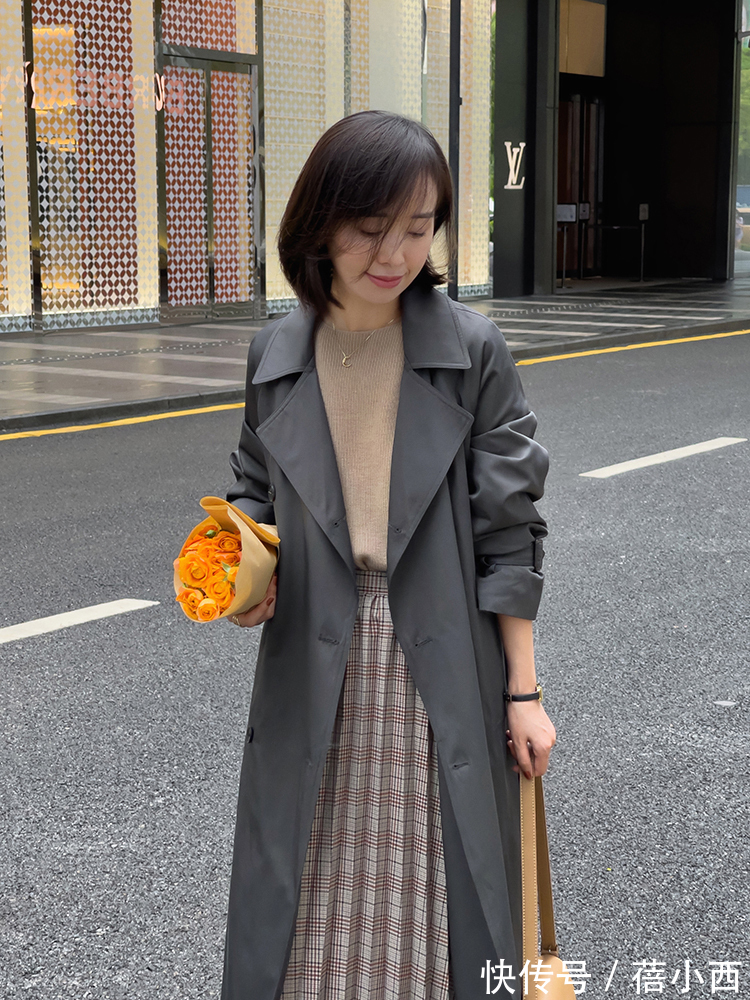 搭配|40岁女人穿风衣要“大气”,get这4个搭配重点,气质不俗反而高级