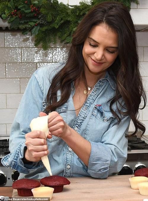  毛衣|有爱情滋润连干纹都不见了，前汤嫂圣诞衣柜更新，毛衣穿出幸福味