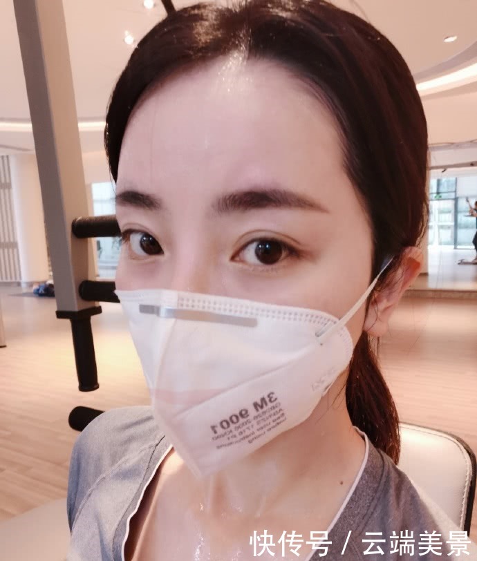 春晚|央视美女主持人李思思戴口罩去健身房运动，网友提醒最好在家