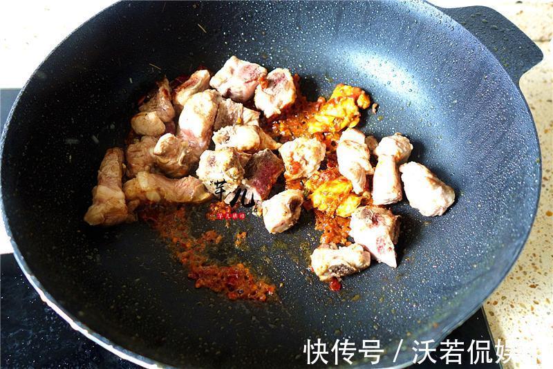 青笋烧排骨,做法简单,上桌被疯抢,连汤也不剩,美味又下饭