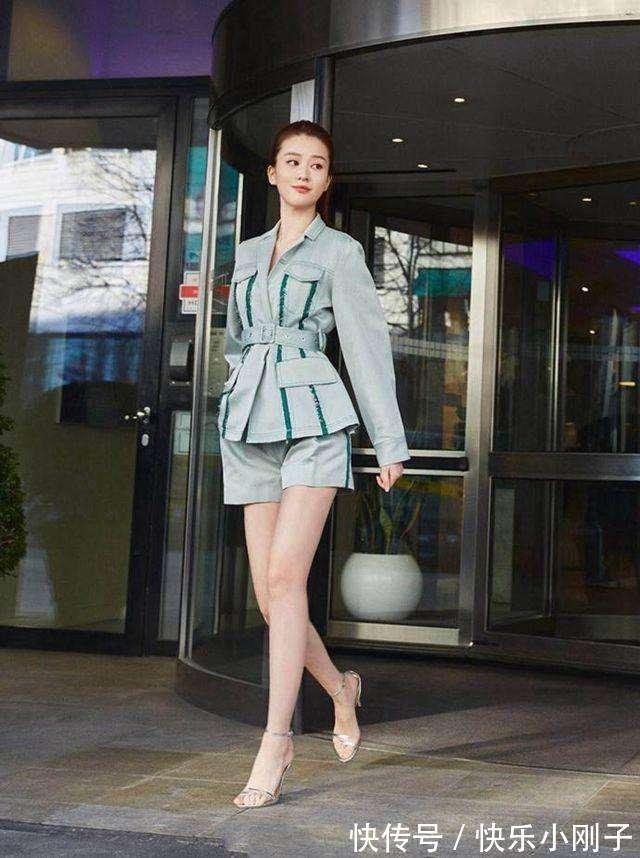 运动背心|小姐姐上身穿的是一件红色的运动背心,充满活力