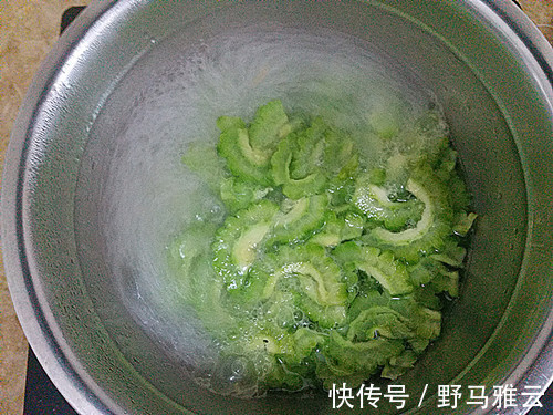 苦瓜新花样吃法,和此物一炒,才上桌全家抢着吃,比苦瓜炒鸡蛋香
