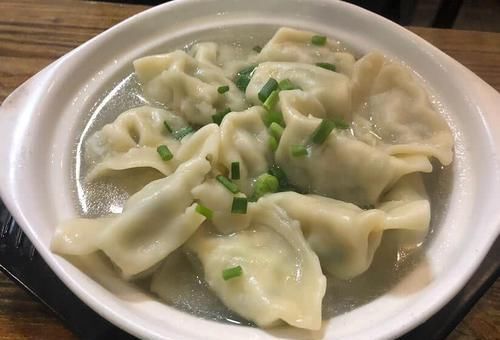 膳食纤维|包芹菜猪肉馅饺子有两个小窍门，包出来的饺子口感鲜嫩，好吃得很