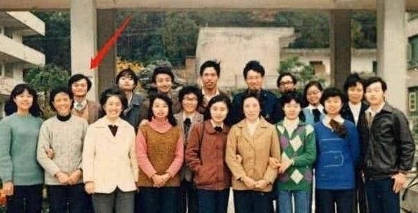 毕业照|马云30年前毕业照曝光,前排女同学实在太瞩目,网友:真绝了