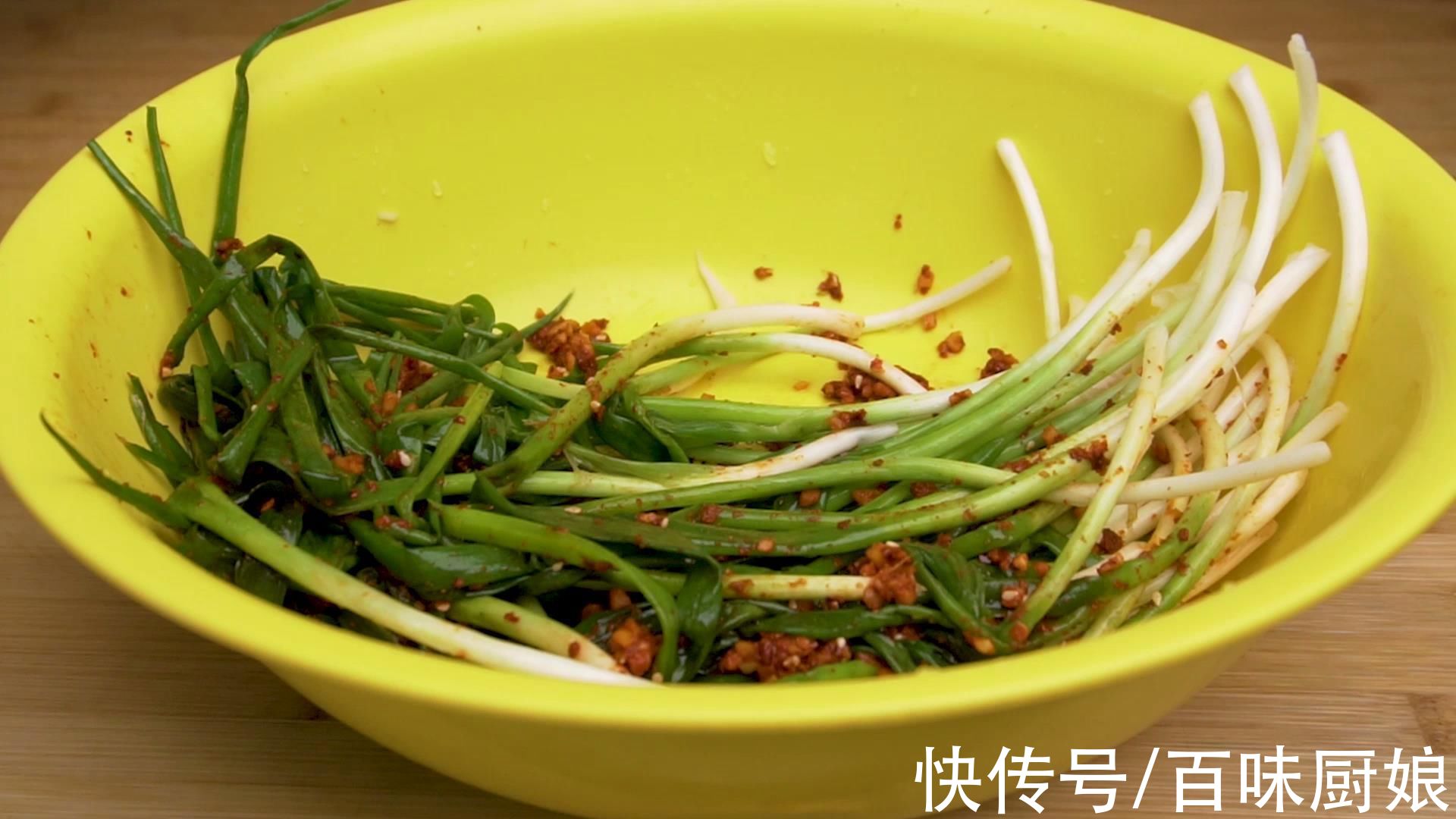 小葱不要再蘸酱吃了,这样做,超级的下饭,一次都能吃两碗米饭了