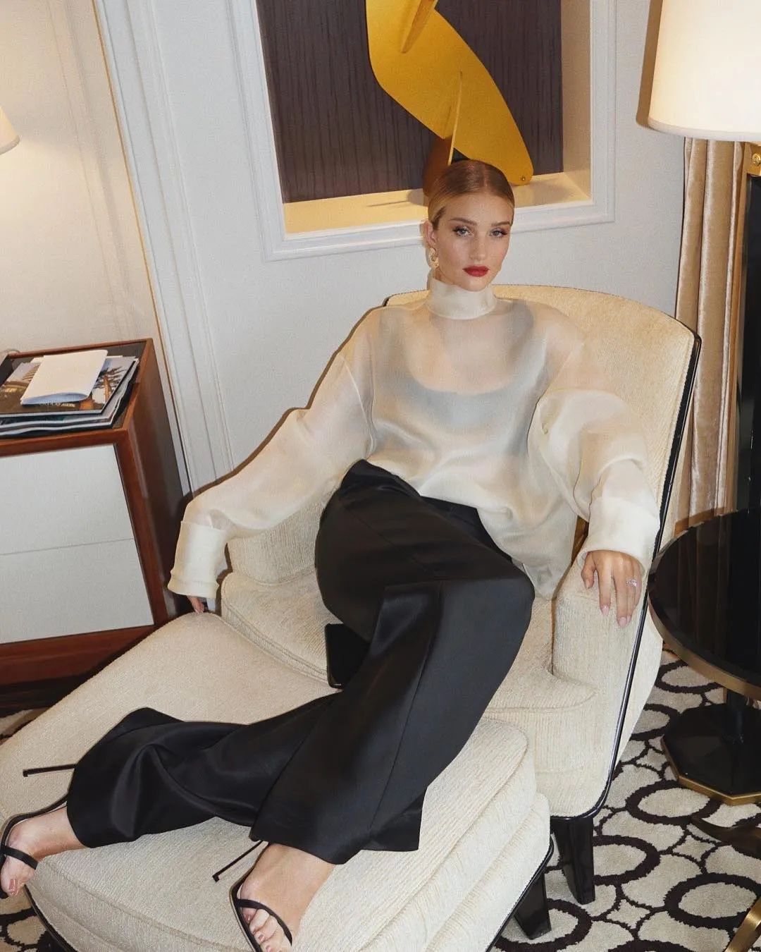 collins|朱莉最爱的奶油色，要怎么穿才看起来温柔又多金？