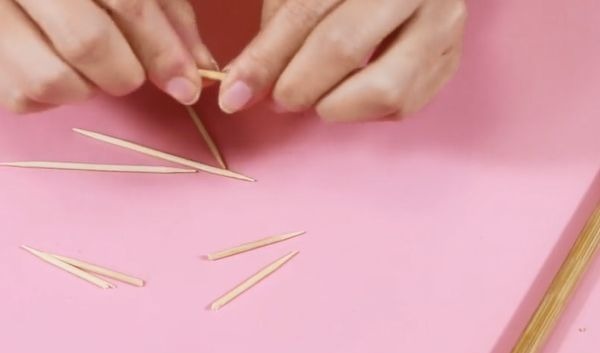 把牙签粘在筷子上,原来作用这么厉害,解决了家家户户大难题