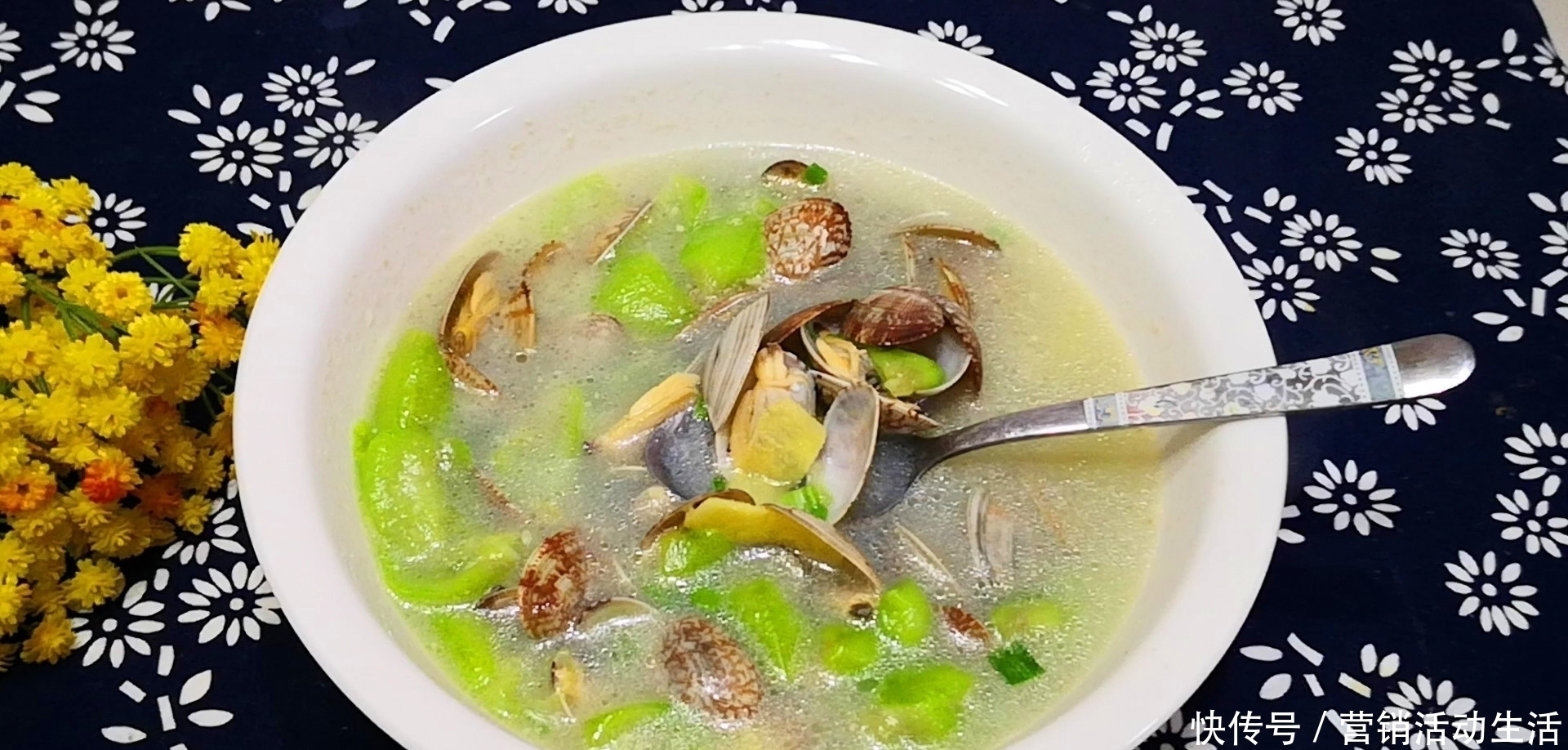 丝瓜花蛤汤|它和丝瓜一起做汤是绝配，鲜美又开胃，夏天喝比骨头汤还过瘾
