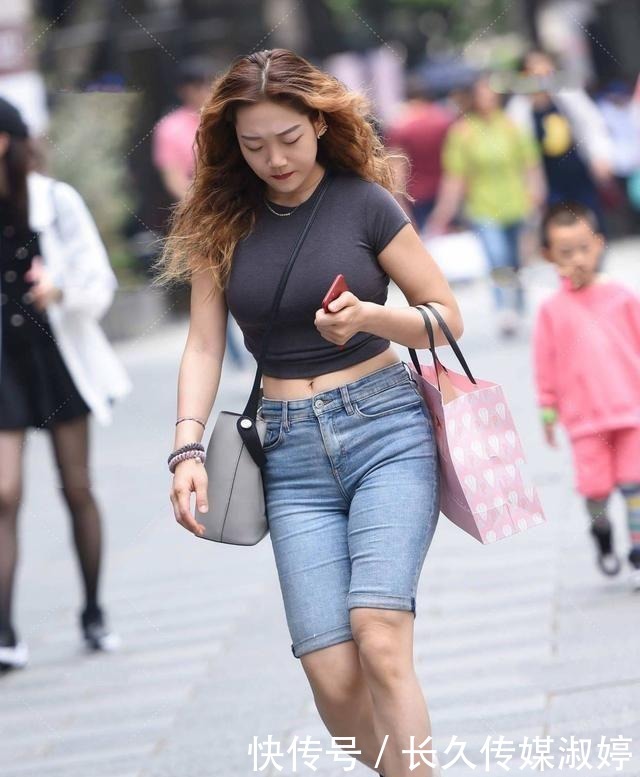 褐色|褐色单肩毛衣搭配黑色中筒靴，保暖个性，时尚感十足