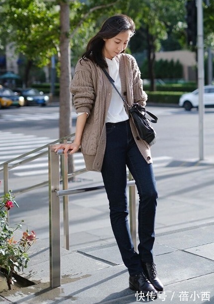 搭配 40岁女人春季要穿得随性,给你分享几套洋气穿搭,打造出女神范